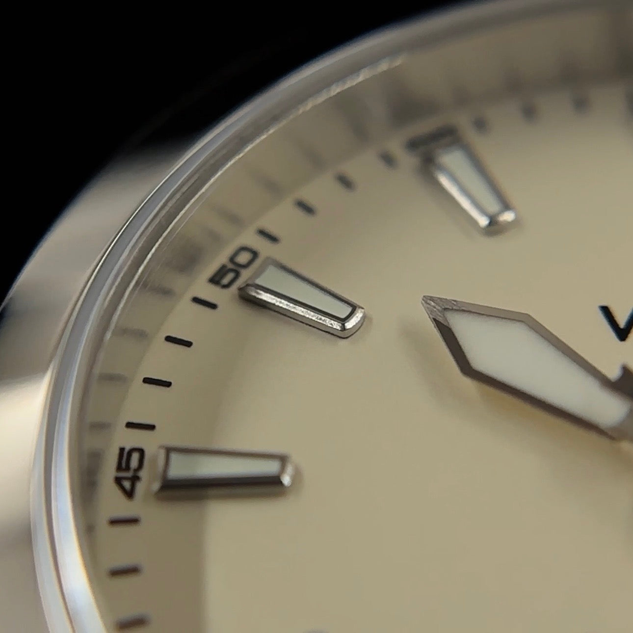Superb Vaer A5 Atlas Cream Dial With Additional Strap