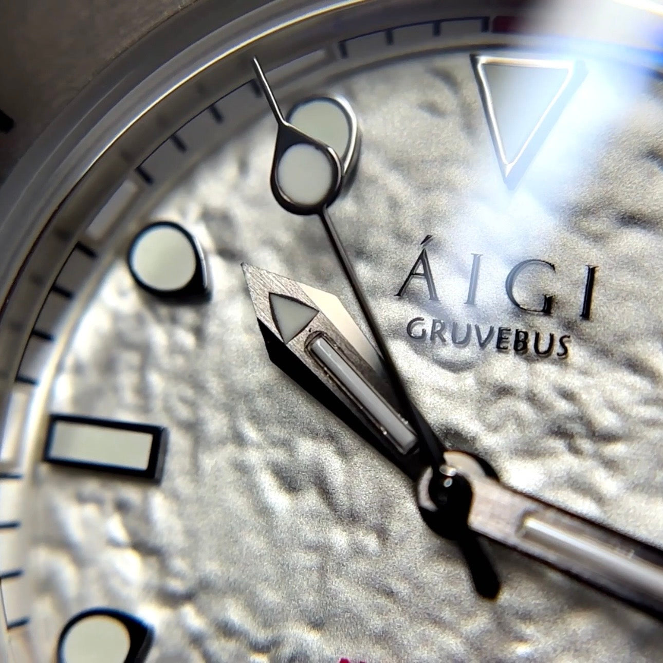 AIGI  Gruvebus White SW200