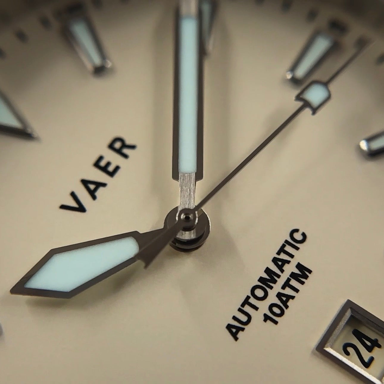 Superb Vaer A5 Atlas Cream Dial With Additional Strap