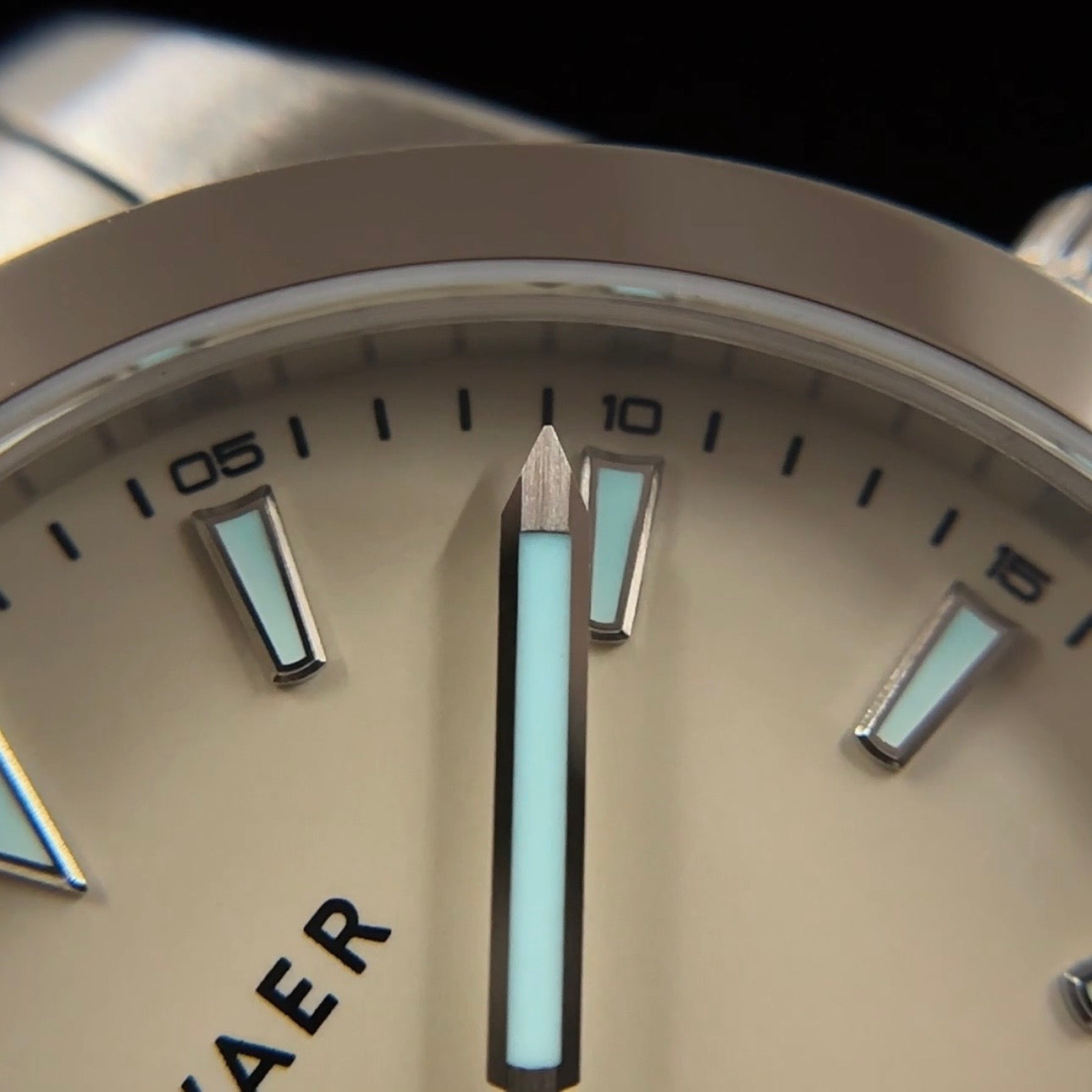 Superb Vaer A5 Atlas Cream Dial With Additional Strap